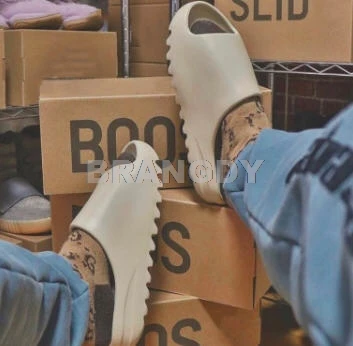 Мужские шлепанцы с граффити черные на платформе мультяшным рисунком для улицы