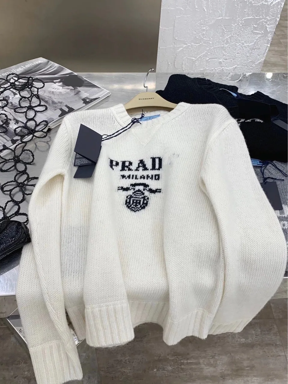 

2021 Early Spring New Letter Badge Embroidery Logo Loose And Simple Wild Jacquard Round Neck Pullover Sweater Sweater
