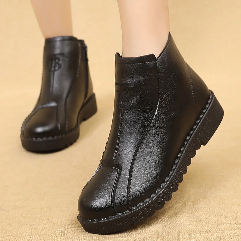Недорогие женские кожаные ботинки короткие для женщин на танкетке молнии