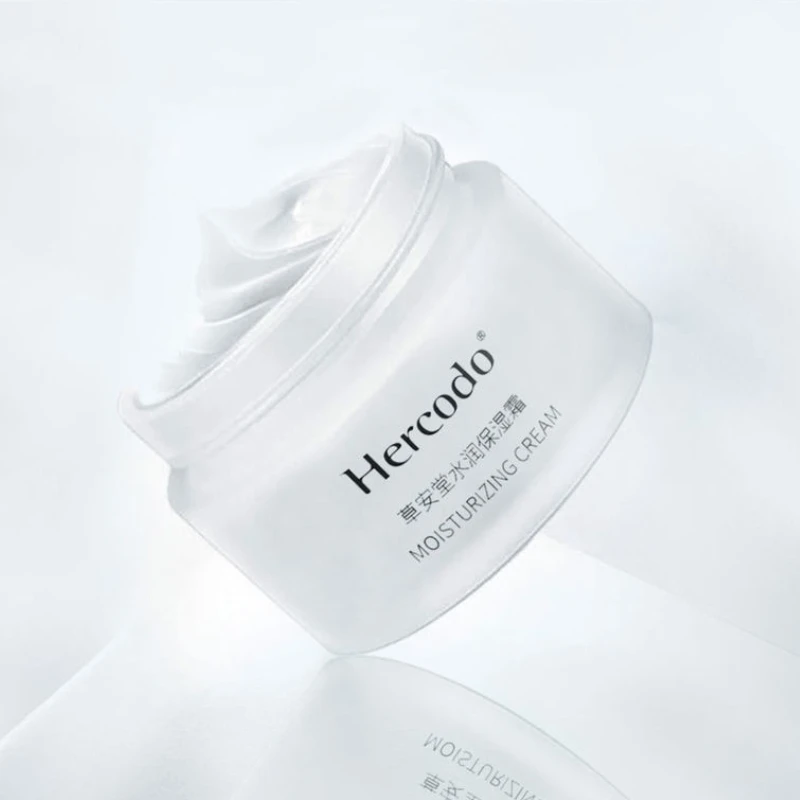 Увлажняющий крем с глубоким пополнением делает кожу нежной в течение