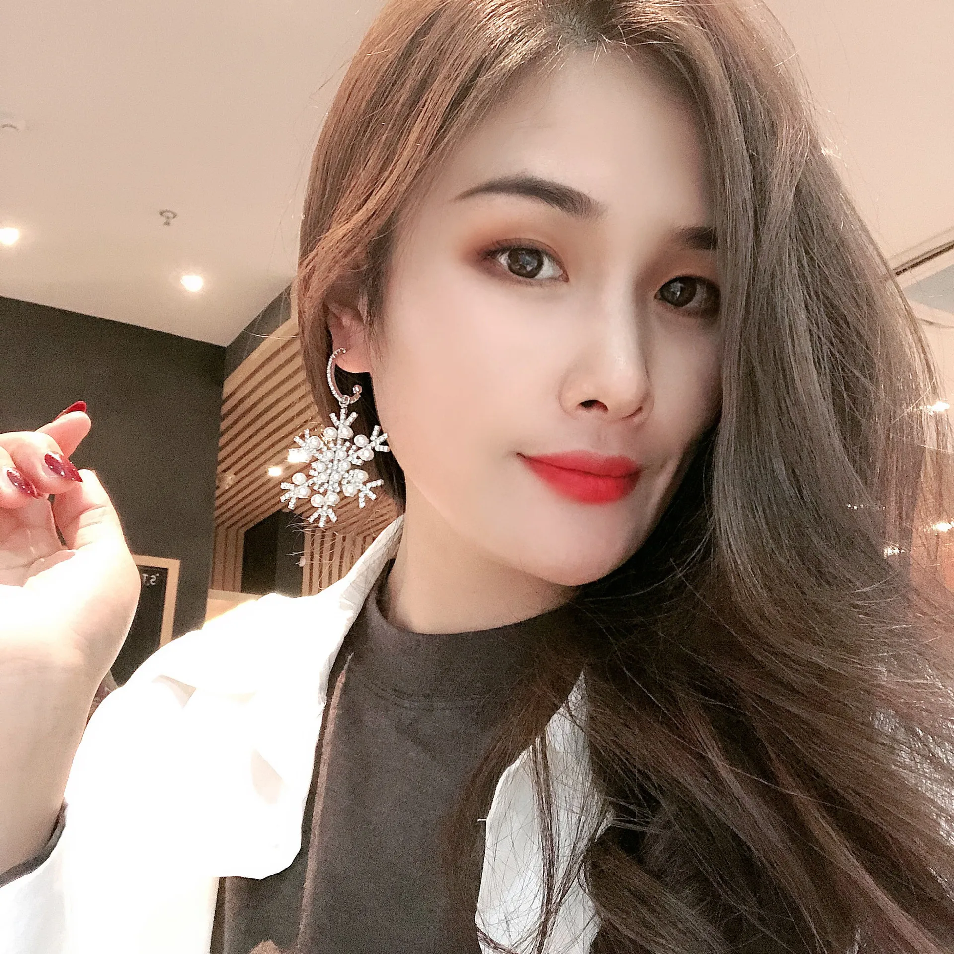 

Silver needle show personality exaggerated bright snowflake version of zircon pearl earrings earring