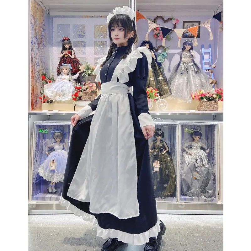 Черно-белая горничная в английском стиле с жемчужными нитями длинный костюм