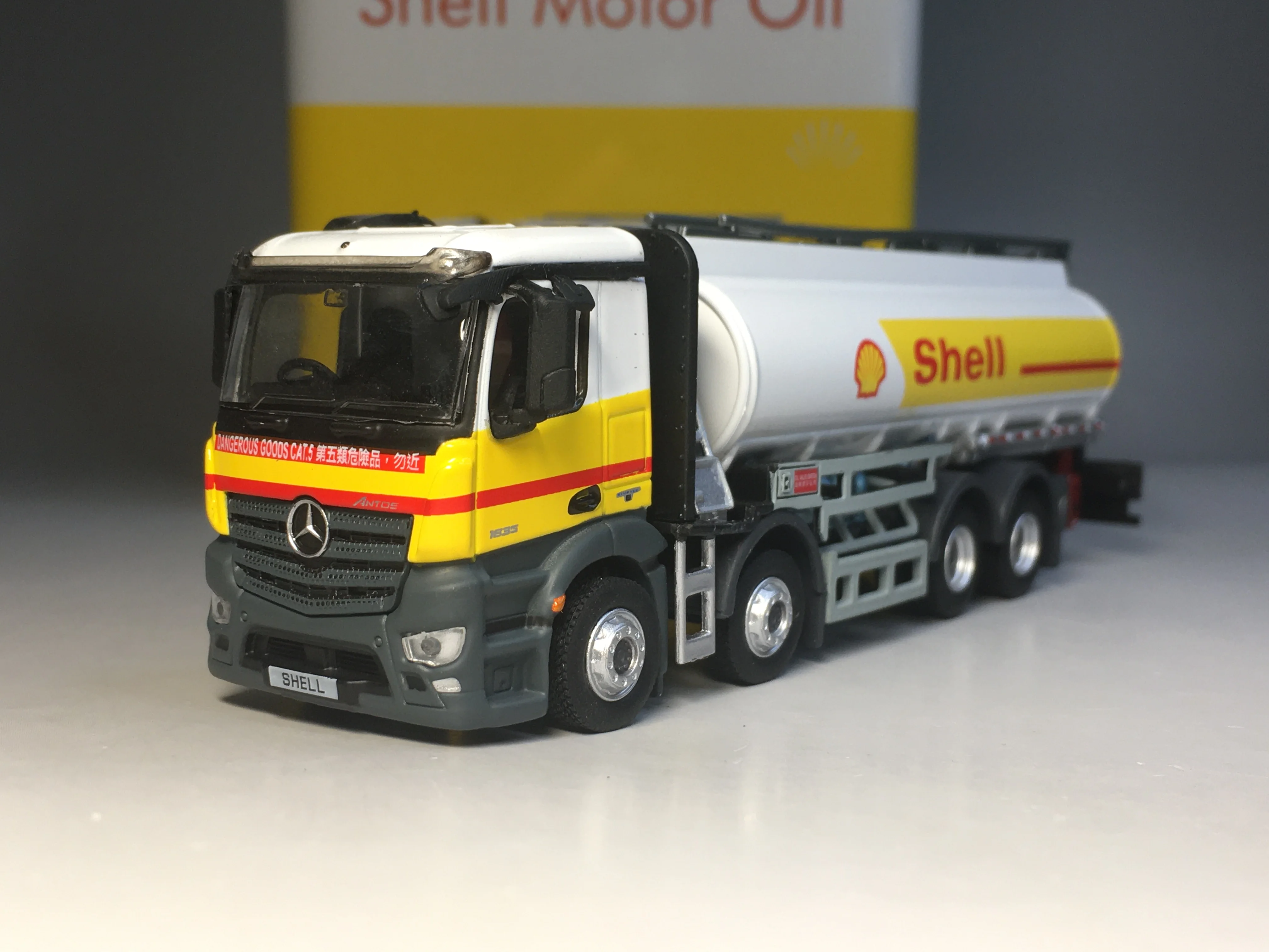 

Tiny 1/76 Shell Oil Tanker Truck-MERCEDES-BENZ Antos- Die Cast Model Car Collection Limited