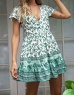 Женское мини-платье с цветочным принтом, глубоким V-образным вырезом и коротким рукавом
