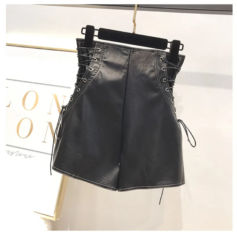 Женские кожаные шорты MUMUZI черно белые на шнуровке повседневные с высокой талией
