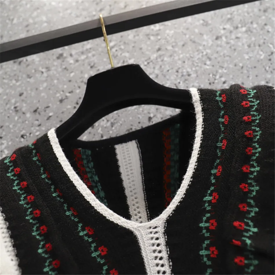 Женский трикотажный свитер с рюшами V-образным вырезом и расклешенными рукавами |