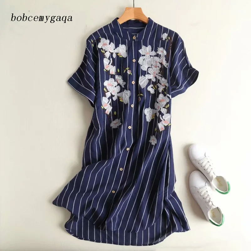 Женское платье рубашка в полоску с вышивкой и круглым вырезом на