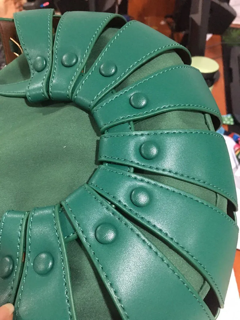 

[EAM] Women New Hollow Out Drawstring Handbag Bag Pu Leather Flap Personality All-match Top-handle Bag Fashion 2021 18A0763