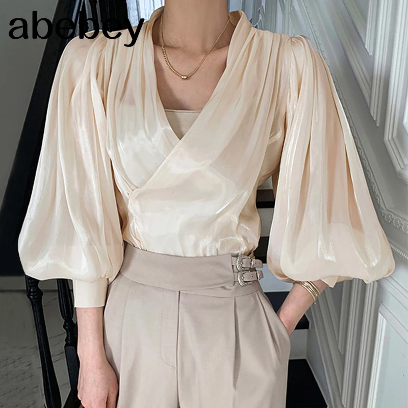 

Женская блузка с длинным рукавом-фонариком и V-образным вырезом