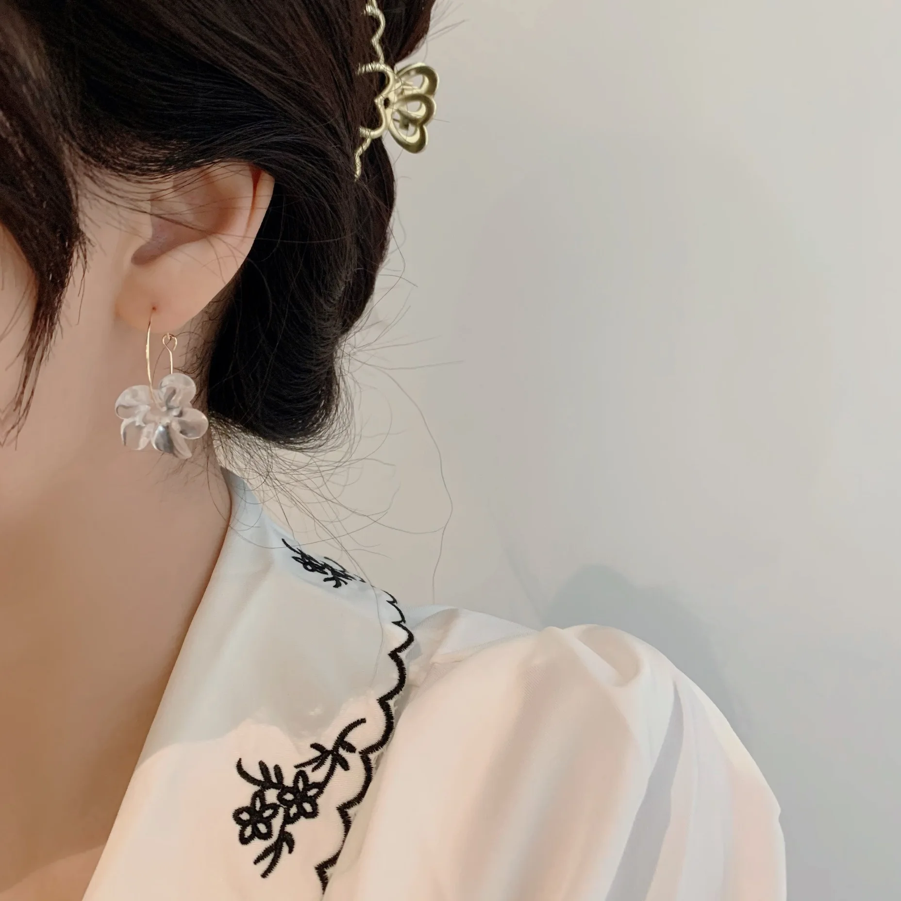 

14K Gold Hand-Made Crystal design Flower Petal Earrings Korean fashion