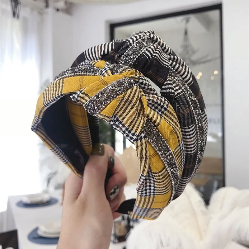Женская повязка на голову в клетку с узлом |
