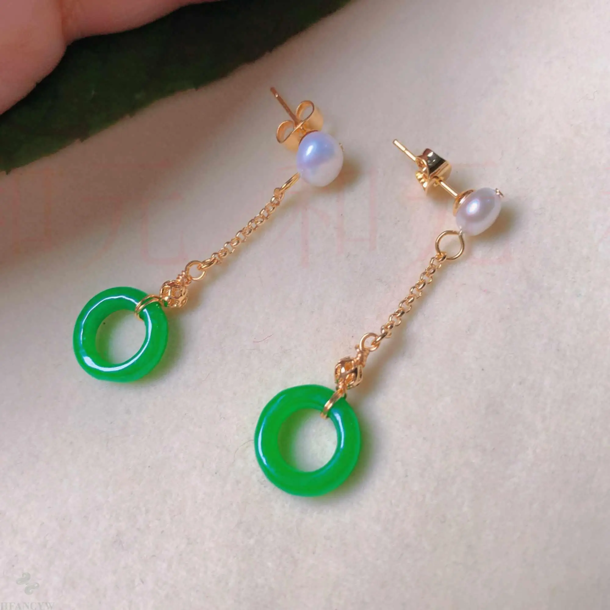 

Натуральное зеленое кольцо, белые круглые жемчужные бусины, золотые серьги-гвоздики, подарок, искусственные украшения для Хэллоуина, карна...