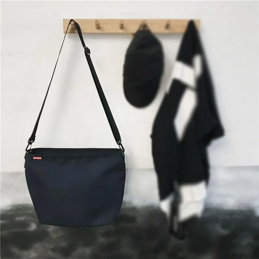 Женская сумка-мессенджер через плечо модная трендовая уличная вместительная