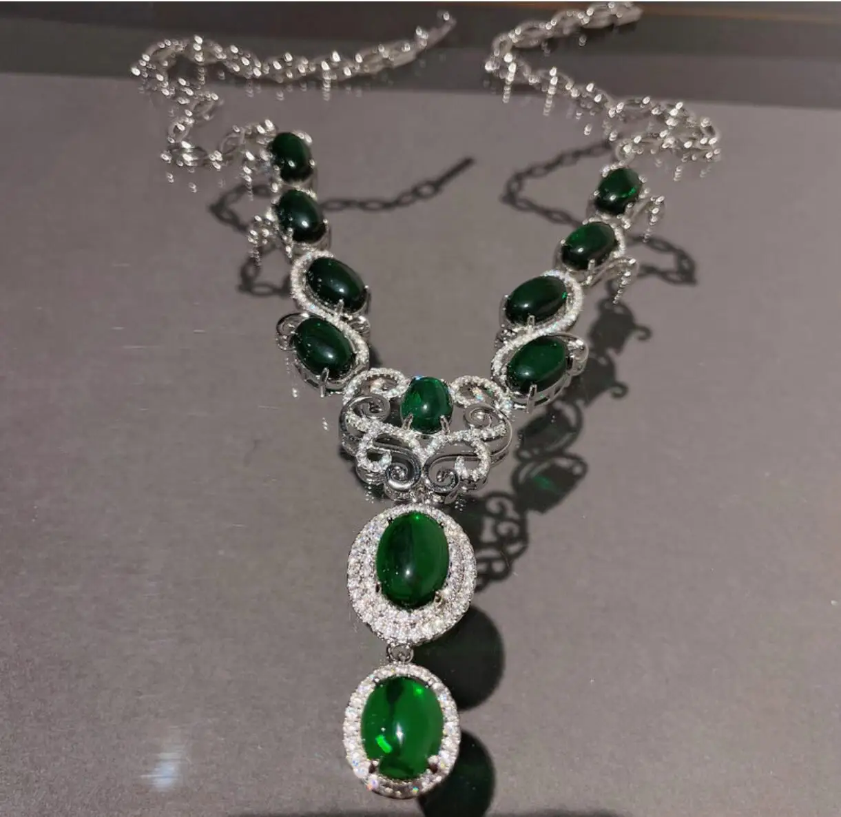 

Комплект из колье и серёг, с зеленым халцедоном