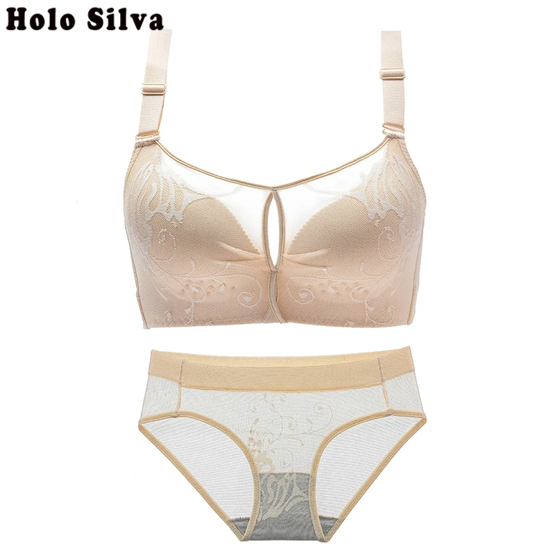 Комплект женского кружевного нижнего белья из бюстгальтера и трусов с вышивкой |