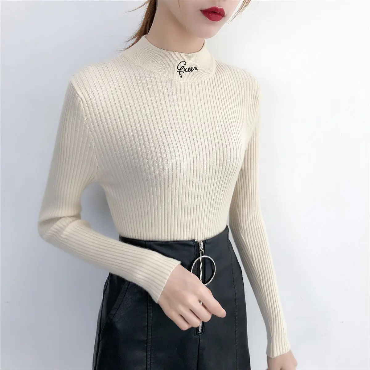 Новинка 2019 года Облегающая водолазка с вышивкой и надписью! Большая часть