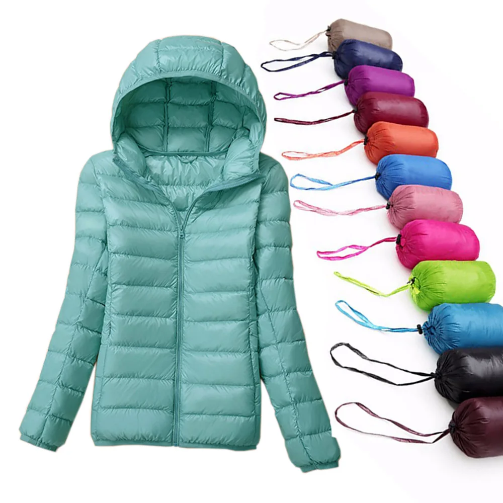 Женская куртка с капюшоном черная приталенная на утином пуху меховым розового