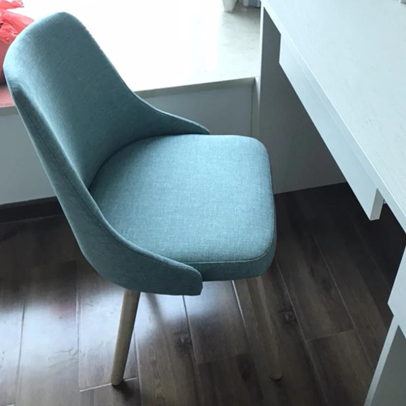 Скандинавский обеденный стул из массива дерева современный минималистичный на