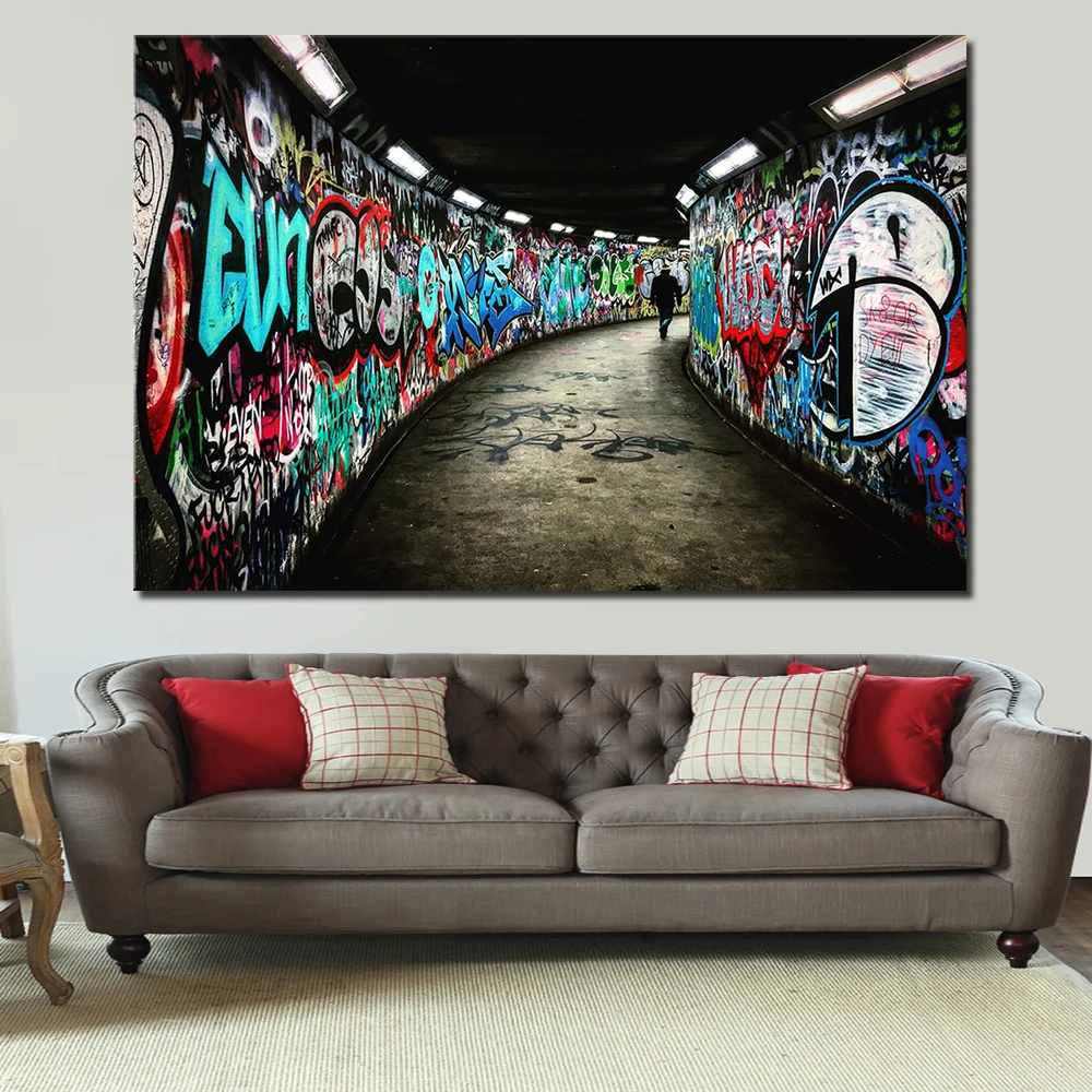 Огромный постер HD с изображением Человека ходящего по коридору граффити