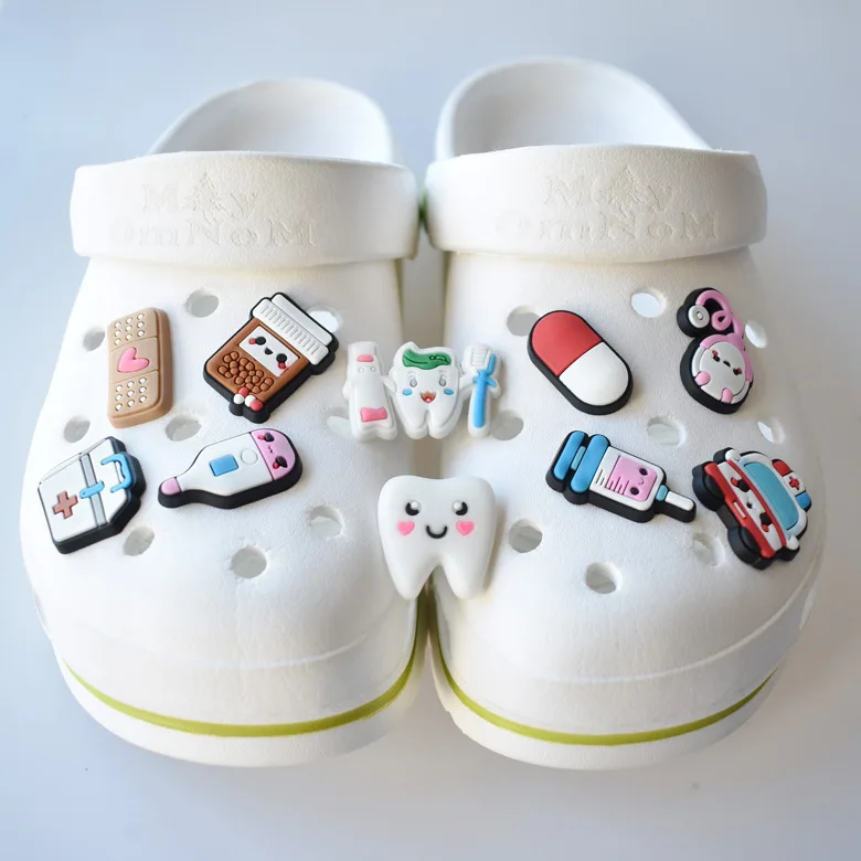 

Hole Slippers Shoe Buckle Chars Croc decoration Designer Accesoire Dental Ambulance Pills Garden Shoe Decoration Fit Kid Gift