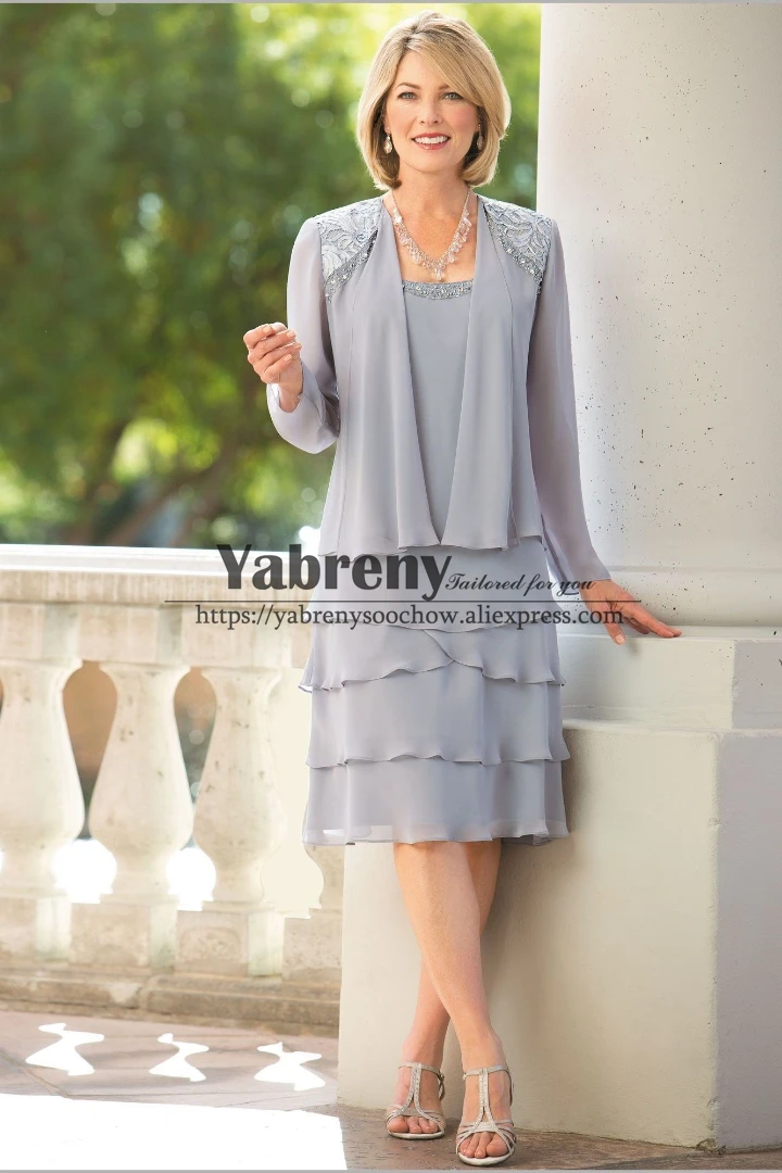 

Серебристо-серые платья длиной до колена для матери невесты, многослойные шифоновые платья