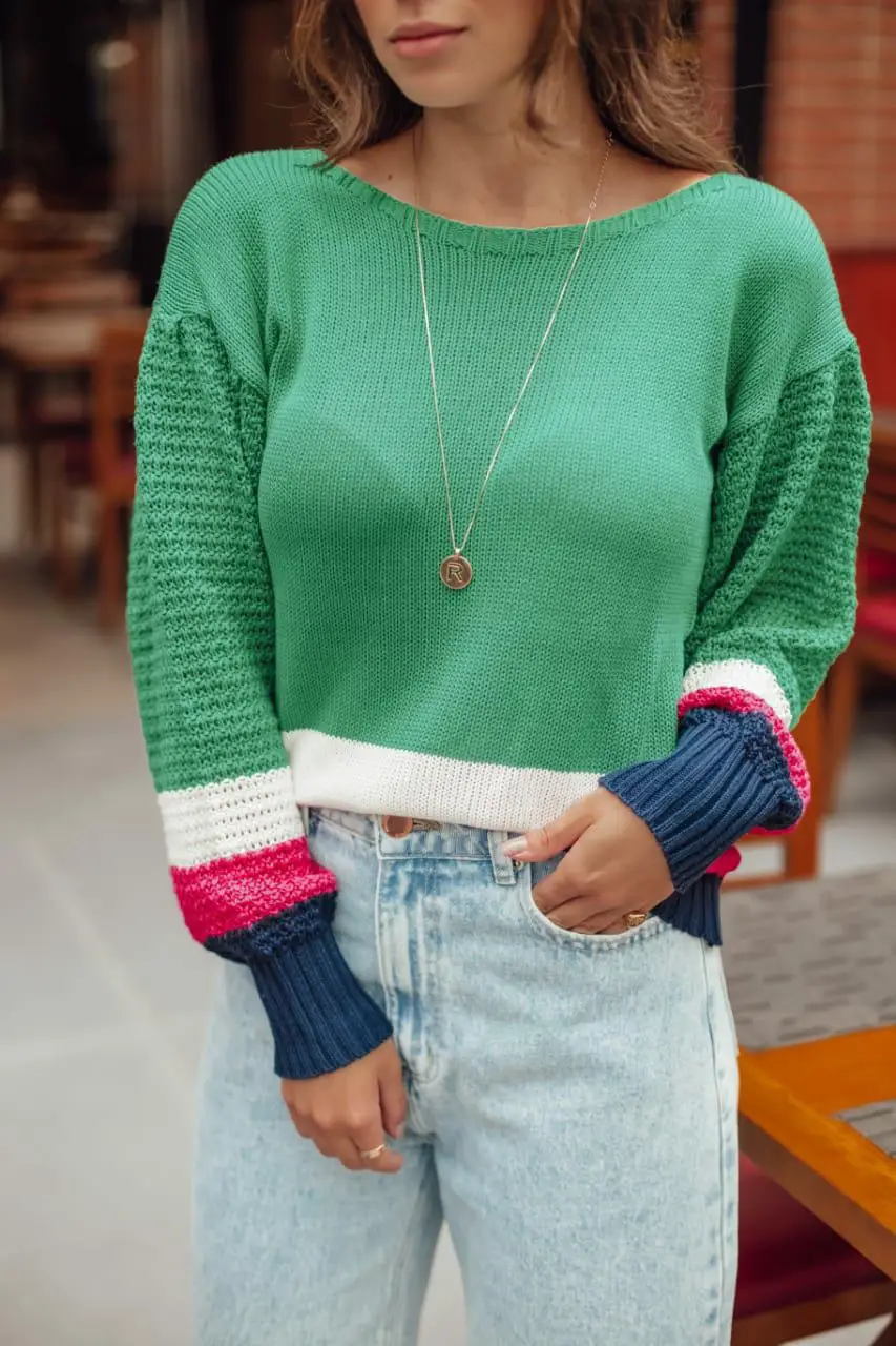 Женский свободный Трикотажный свитер с контрастными манжетами и расклешенными