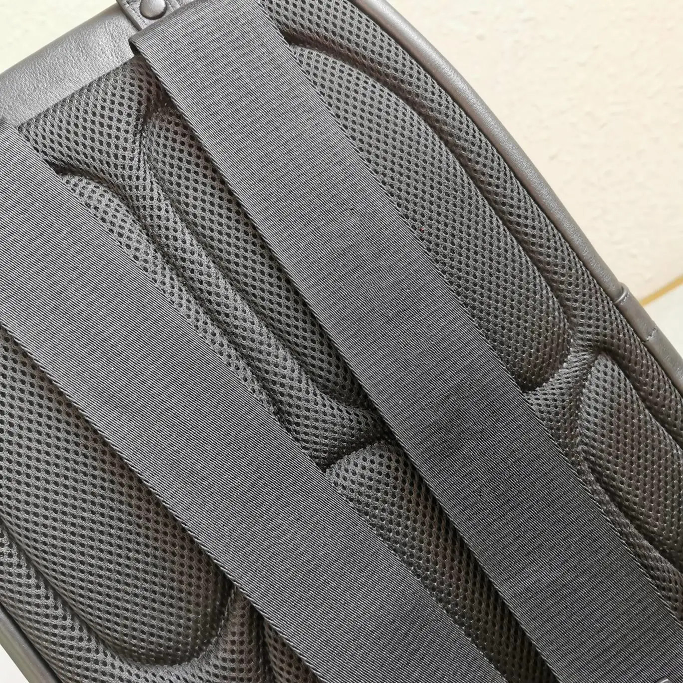 

2021 men's black leather waterproof backpack fashion leisure sports outdoor fitness rock climbing mountaineering large capacity