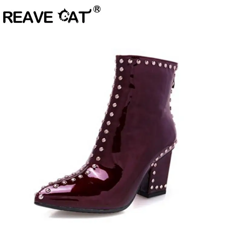 REAVE CAT/женские ботильоны в британском стиле с заклепками. Вечерние туфли на высоком каблуке с острым носком на молнии сзади и заклепками