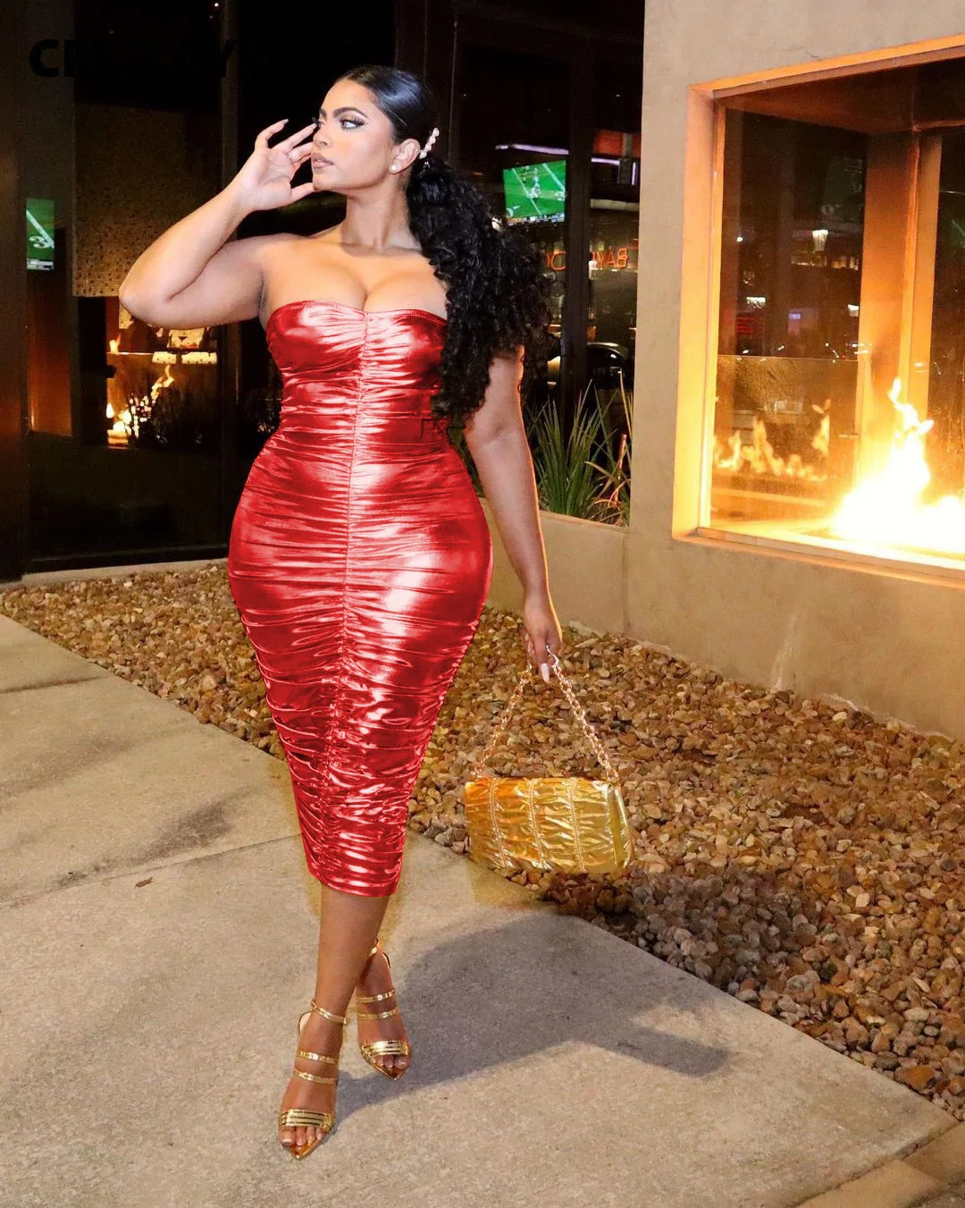 Яркое золотистое платье миди CM.YAYA без бретелек с рюшами для сексуальных клубных