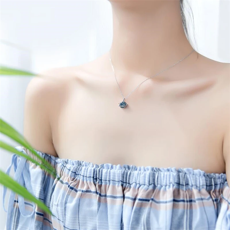 Женская серебряная цепочка на ключицы с эффектом памяти голубыми планетами и