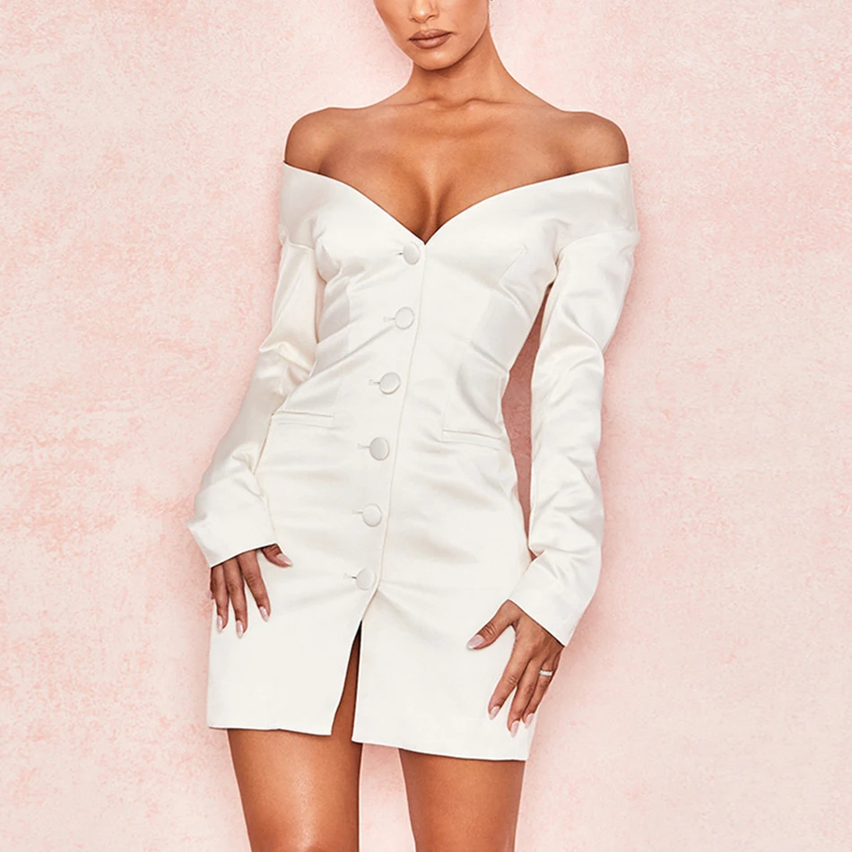 Женское облегающее платье-мини белое с треугольным вырезом и длинным рукавом |