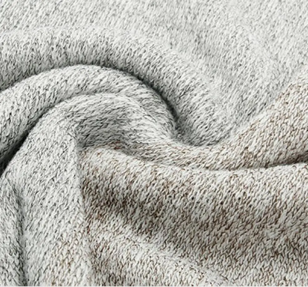 Женское зимнее пончо контрастных цветов с капюшоном и асимметричным подолом |