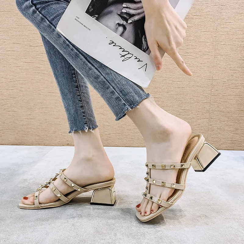 

2021 New Sandals Women Gladiator Rivet Luxury Summer Fashion Sexy Luxury Brand Medium Heel Apricot Pink Shoes Open Toe Shoes