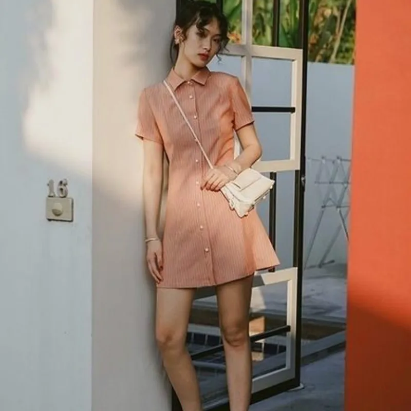 Женское платье-рубашка оранжевое розовое в полоску с отворотом мини-юбка