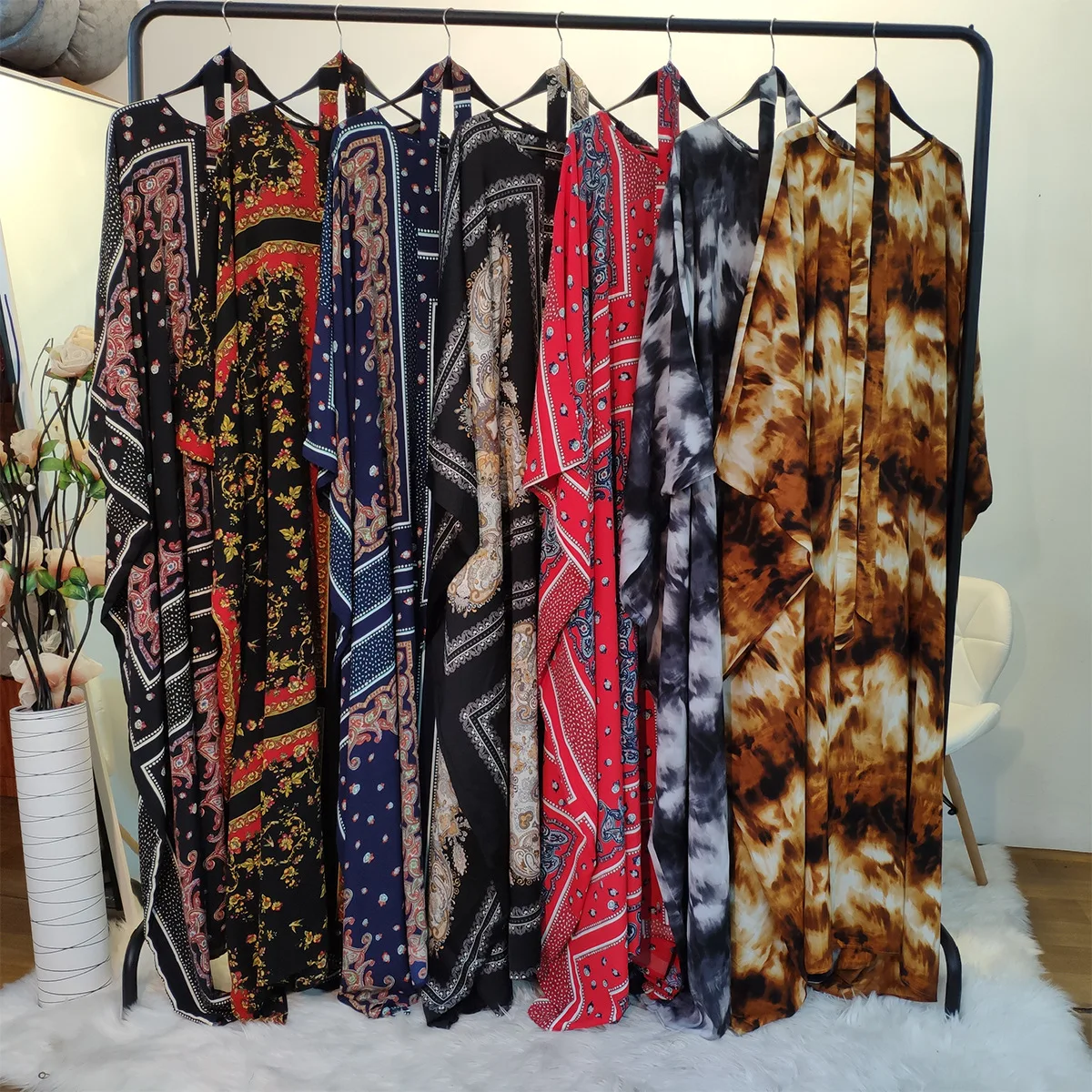 

Elegant loose Muslim gown with bat sleeves in fashion print