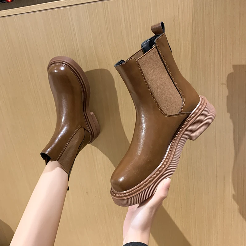 

Женские ботинки на шнуровке, с круглым носком, до середины икры