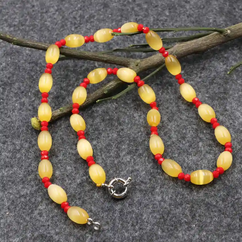 Короткое ожерелье ручной работы массивное женское колье украшенное бисером