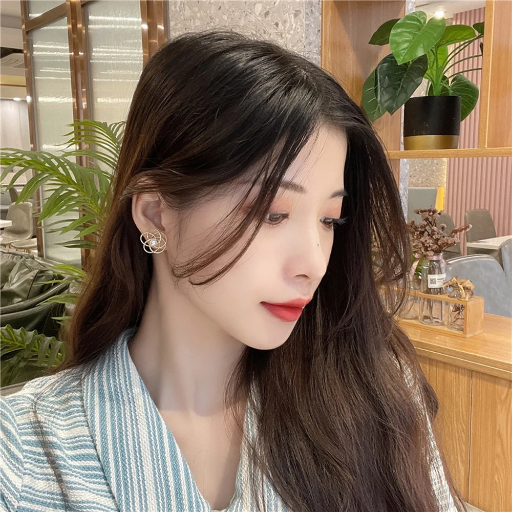 

French Cute Romantic Style Hollow Earrings Temperament Of Women Jewelry Gift South Korea Contracted Personality Stud Earrings