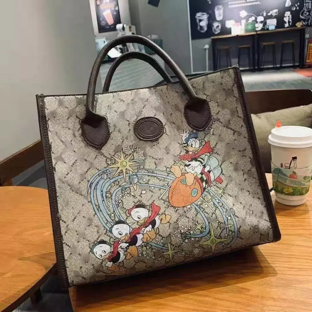 

Disney 2020 autumn and winter new Donald Duck print handbag fashion letter girl go to work all-match handbag