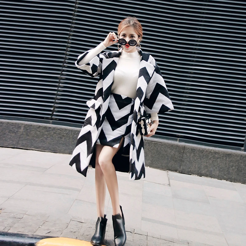 Женский твидовый костюм осенне-весенний из 2 предметов с короткой клетчатой