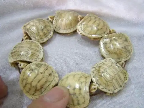 

Charming Japanese hand carved cattle bone bracelet/bangel lovely tortoise figure