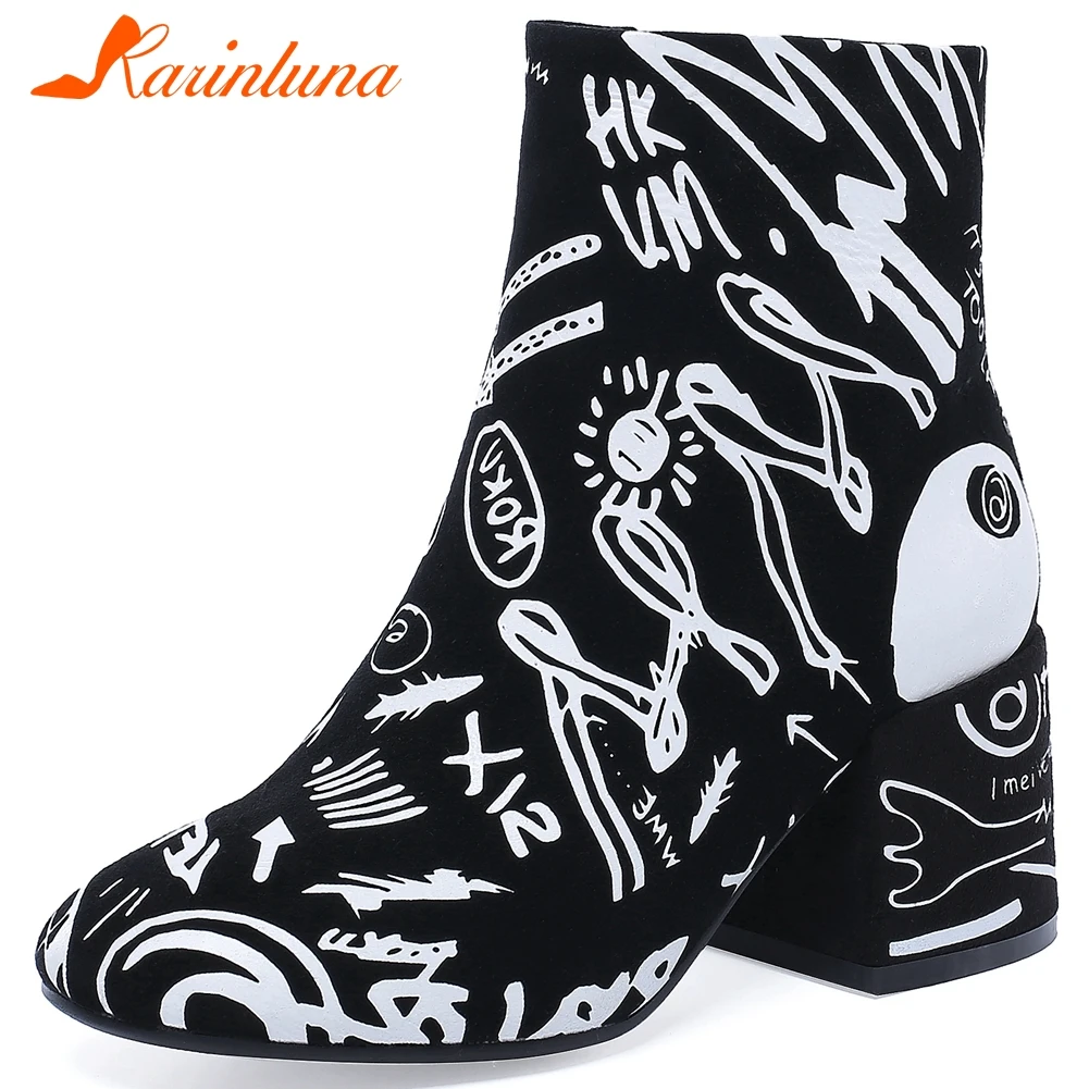 

KARINLUNA/Новые модные женские дизайнерские замшевые сапоги с рисунком из коровьей кожи женские ботинки на молнии с круглым носком на высоком к...