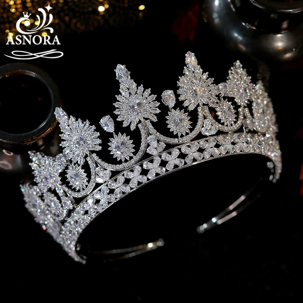 Женская повязка на голову с фианитами золотистого цвета