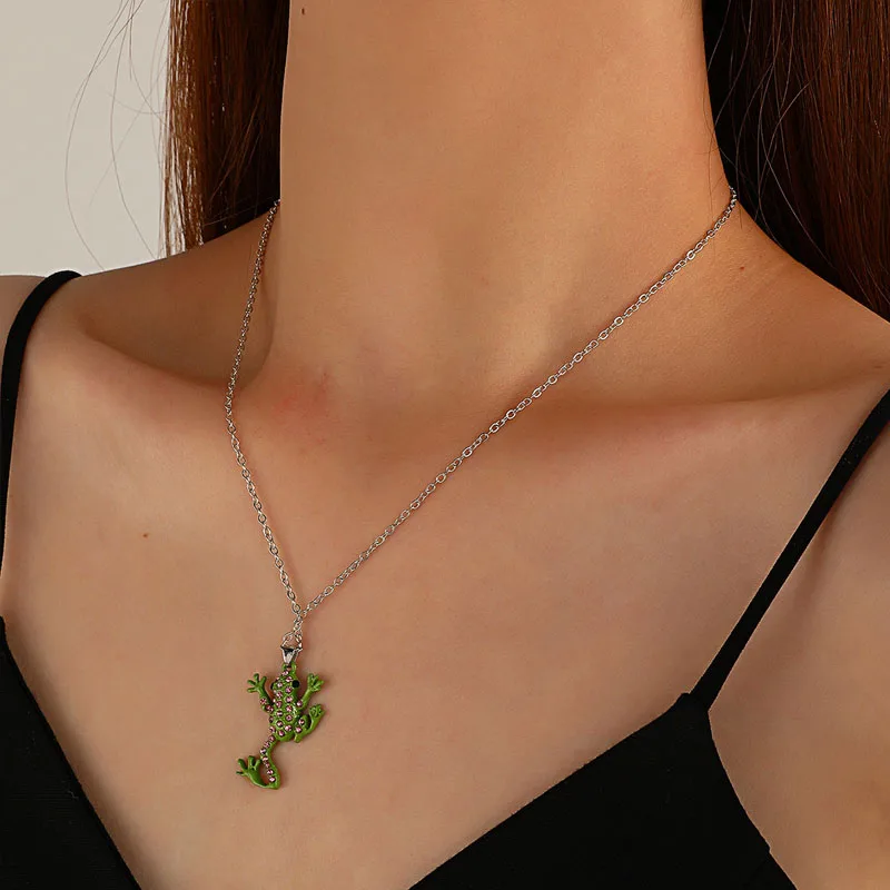 

Pretty Animal Necklace Vintage 3D Realistic Baby Frog on a Branch Animal Unique Necklaces Pendants Gift for Women Girls Diamond