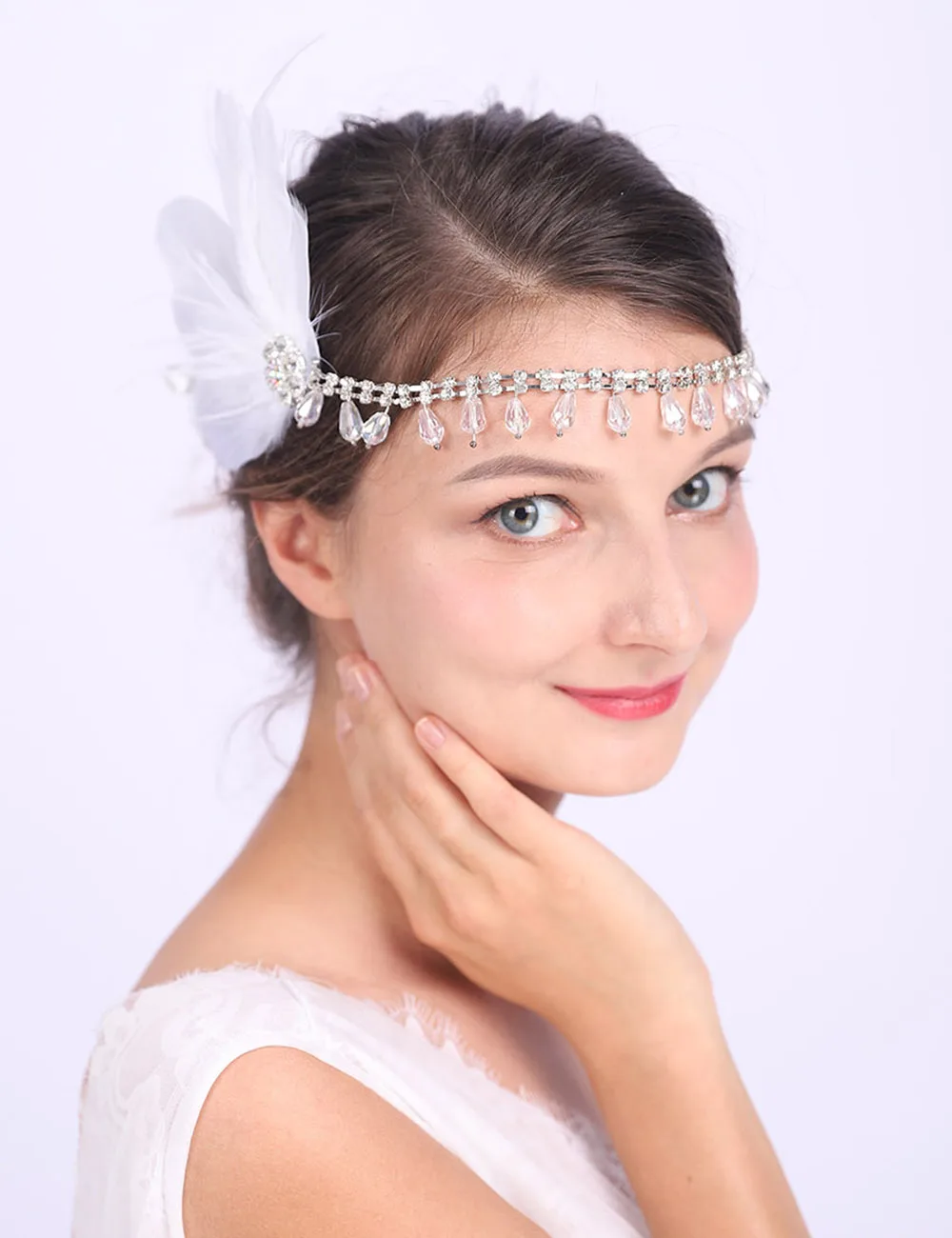 Женская повязка на голову с белыми перьями и серебряной цепочкой|Свадебные