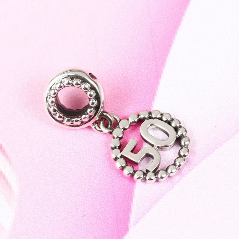 Очаровательная подвеска с цифрами на браслете серебристого цвета | Украшения и