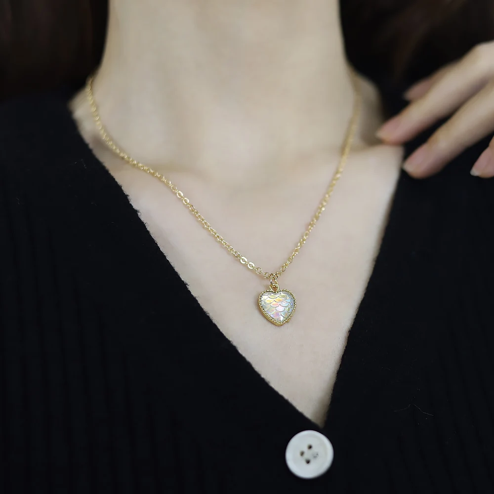 

Niche Temperament Geometric Love Heart Pendant Color Fish Scale Clavicle Chain Beautiful Romantic Necklace Female Gift
