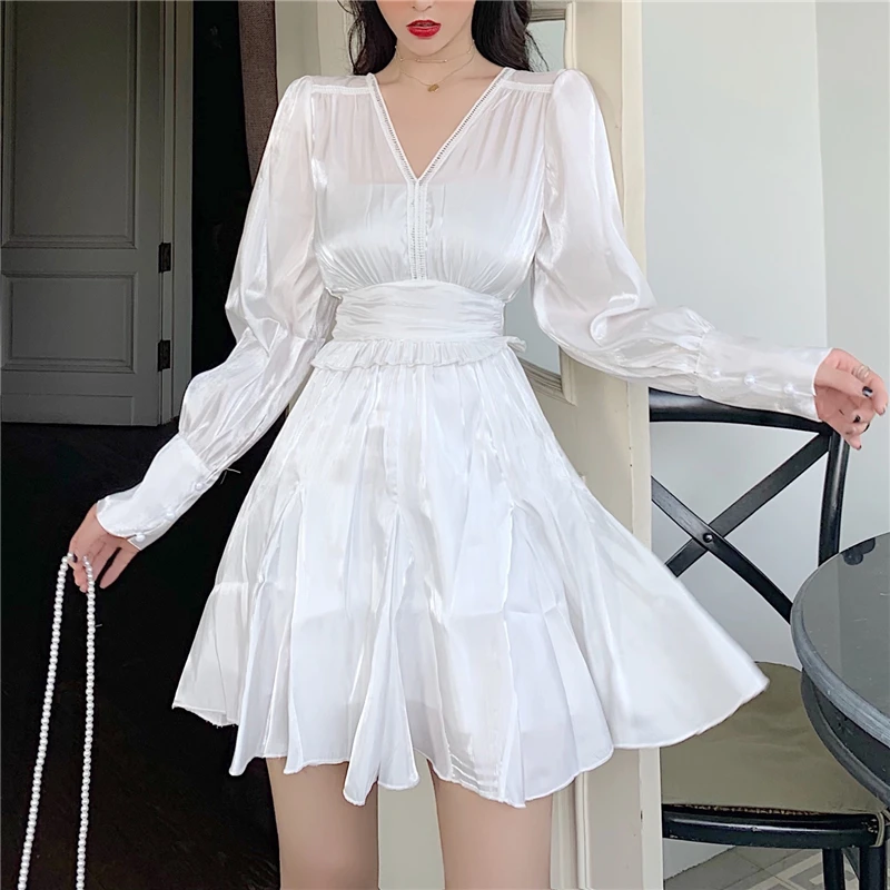 

Женское атласное короткое платье с V-образным вырезом и длинным рукавом