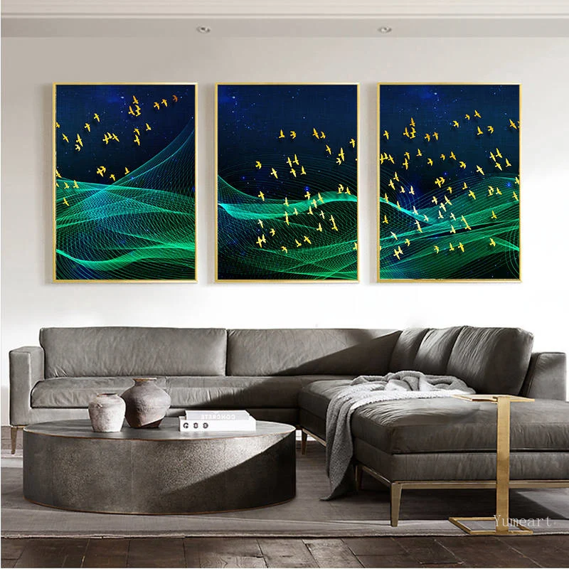 Картина на холсте с зеленой сеткой и золотыми птицами в скандинавском стиле