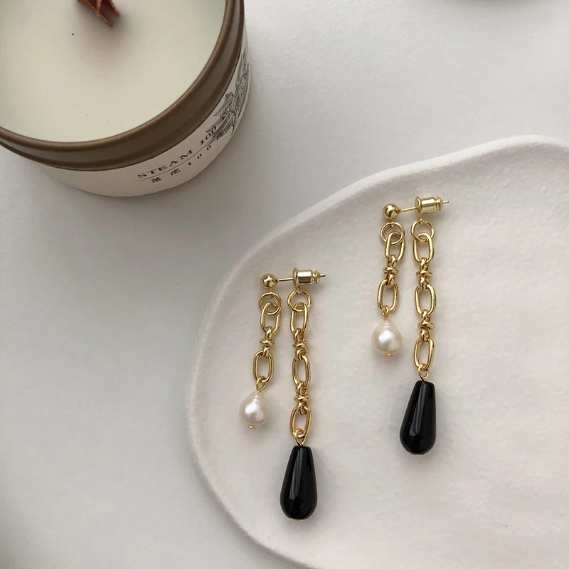

Retro gentle temperament natural black and white pearl agate tassel earrings before and after two wear
